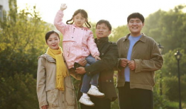 电视剧娘亲舅大剧情介绍,亲情纠葛，命运交织的家族传奇