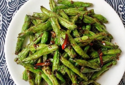 干煸芝麻豆角做法,家常美味，简单易做